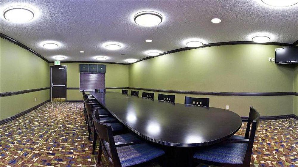 Holiday Inn Express Hotel & Suites Madison By Ihg Bagian luar foto