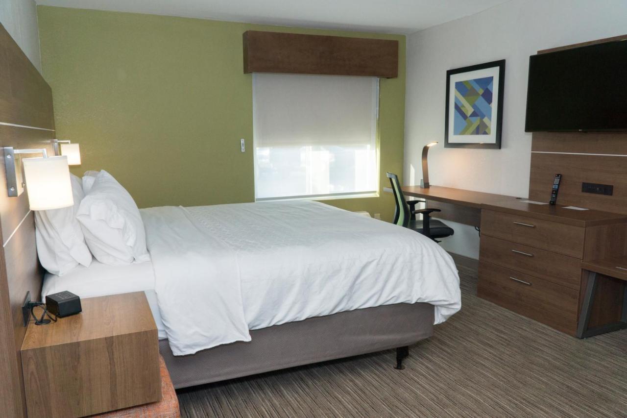 Holiday Inn Express Hotel & Suites Madison By Ihg Bagian luar foto