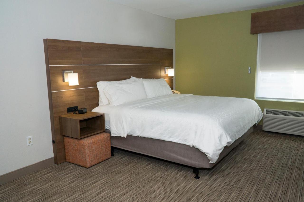 Holiday Inn Express Hotel & Suites Madison By Ihg Bagian luar foto
