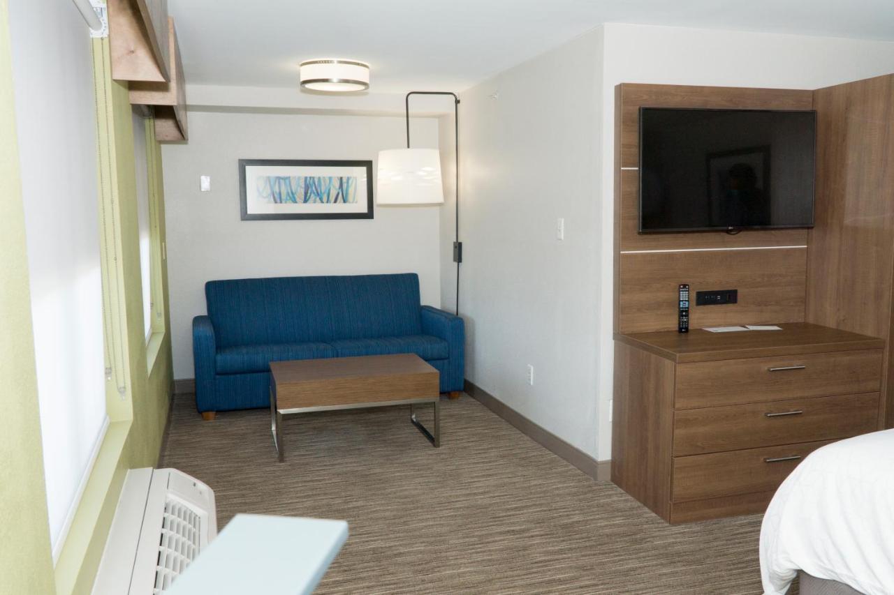 Holiday Inn Express Hotel & Suites Madison By Ihg Bagian luar foto