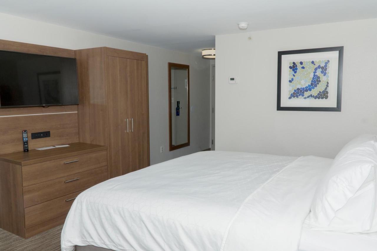 Holiday Inn Express Hotel & Suites Madison By Ihg Bagian luar foto