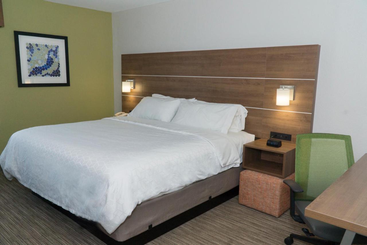 Holiday Inn Express Hotel & Suites Madison By Ihg Bagian luar foto