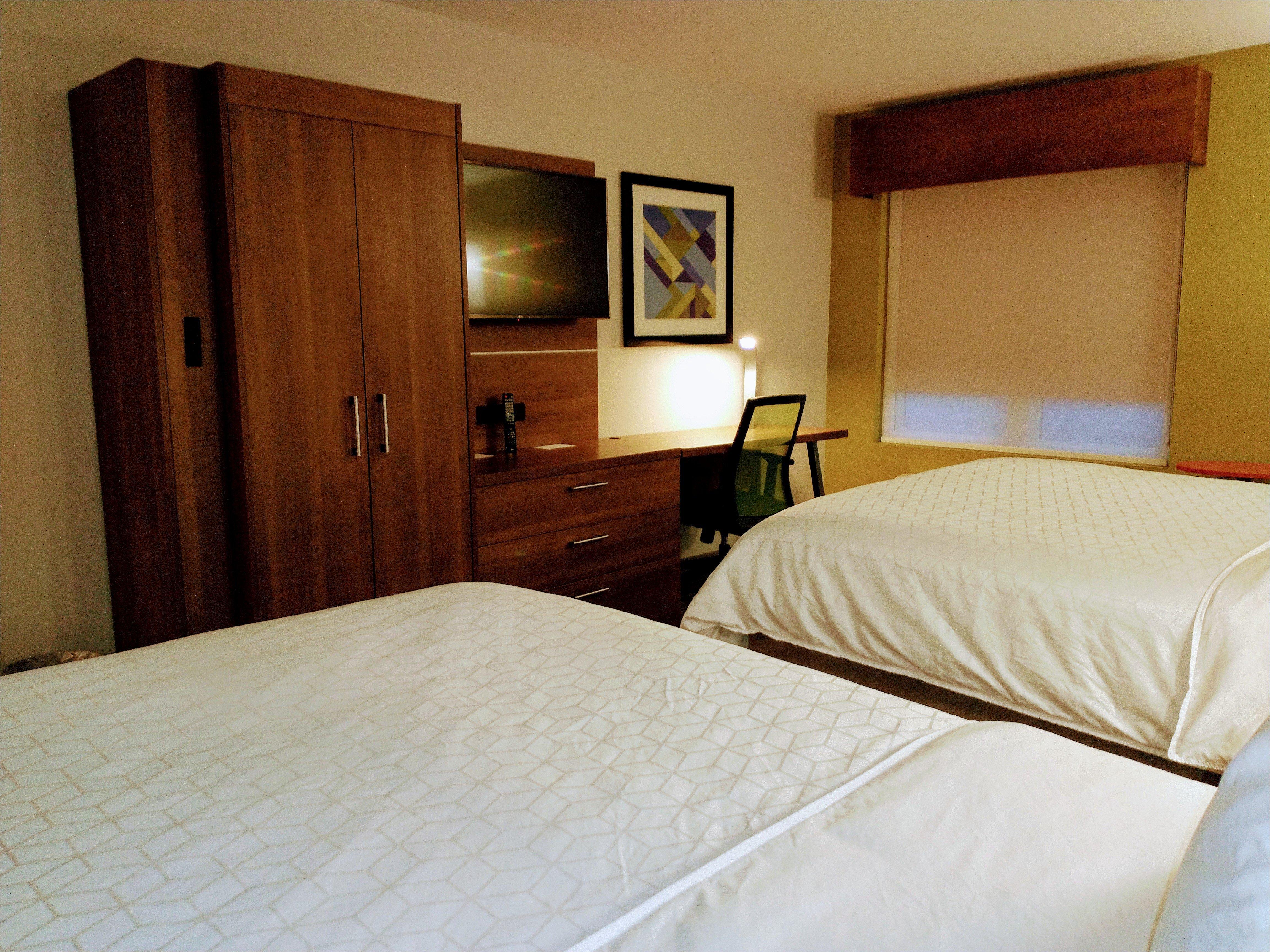Holiday Inn Express Hotel & Suites Madison By Ihg Bagian luar foto