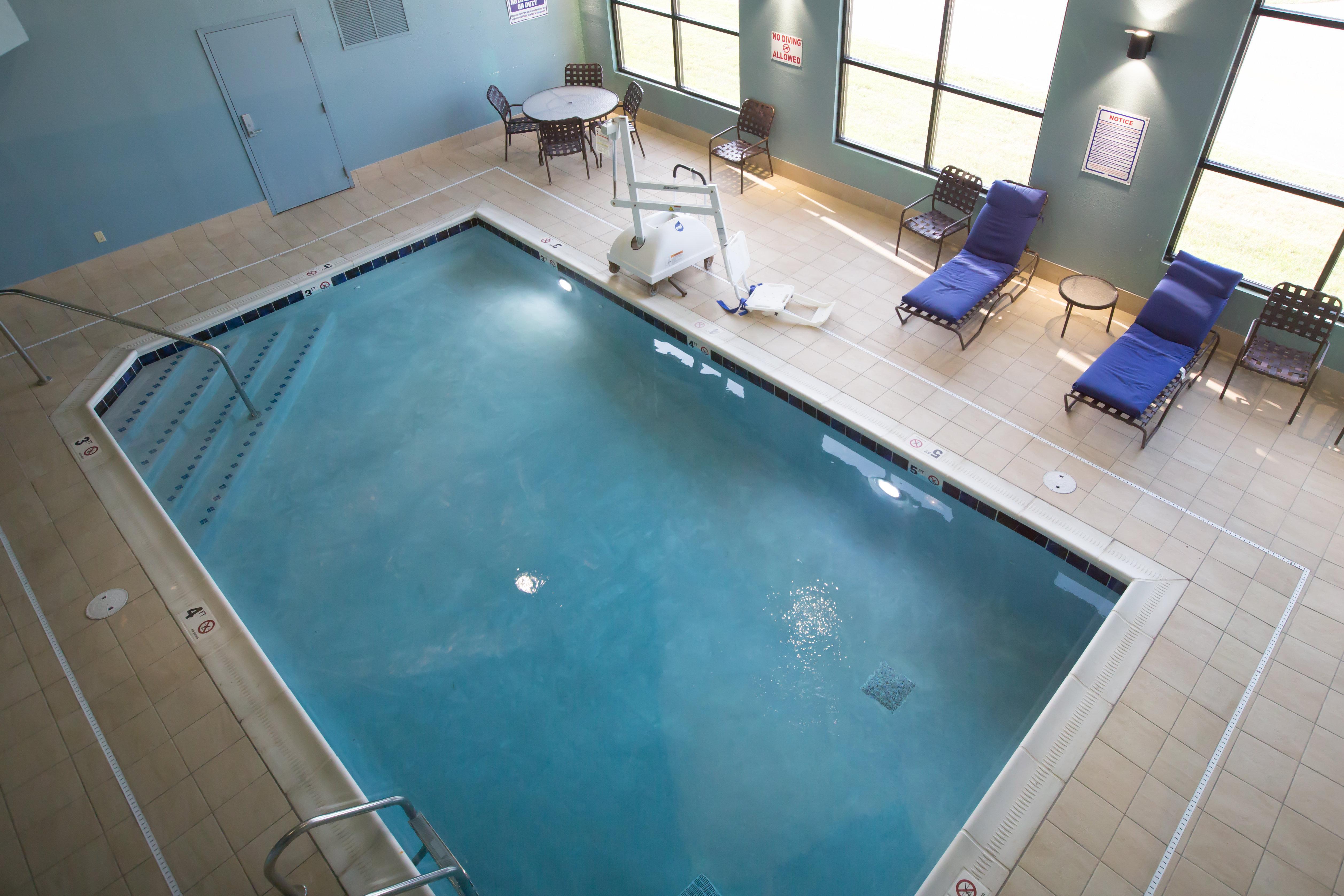 Holiday Inn Express Hotel & Suites Madison By Ihg Bagian luar foto