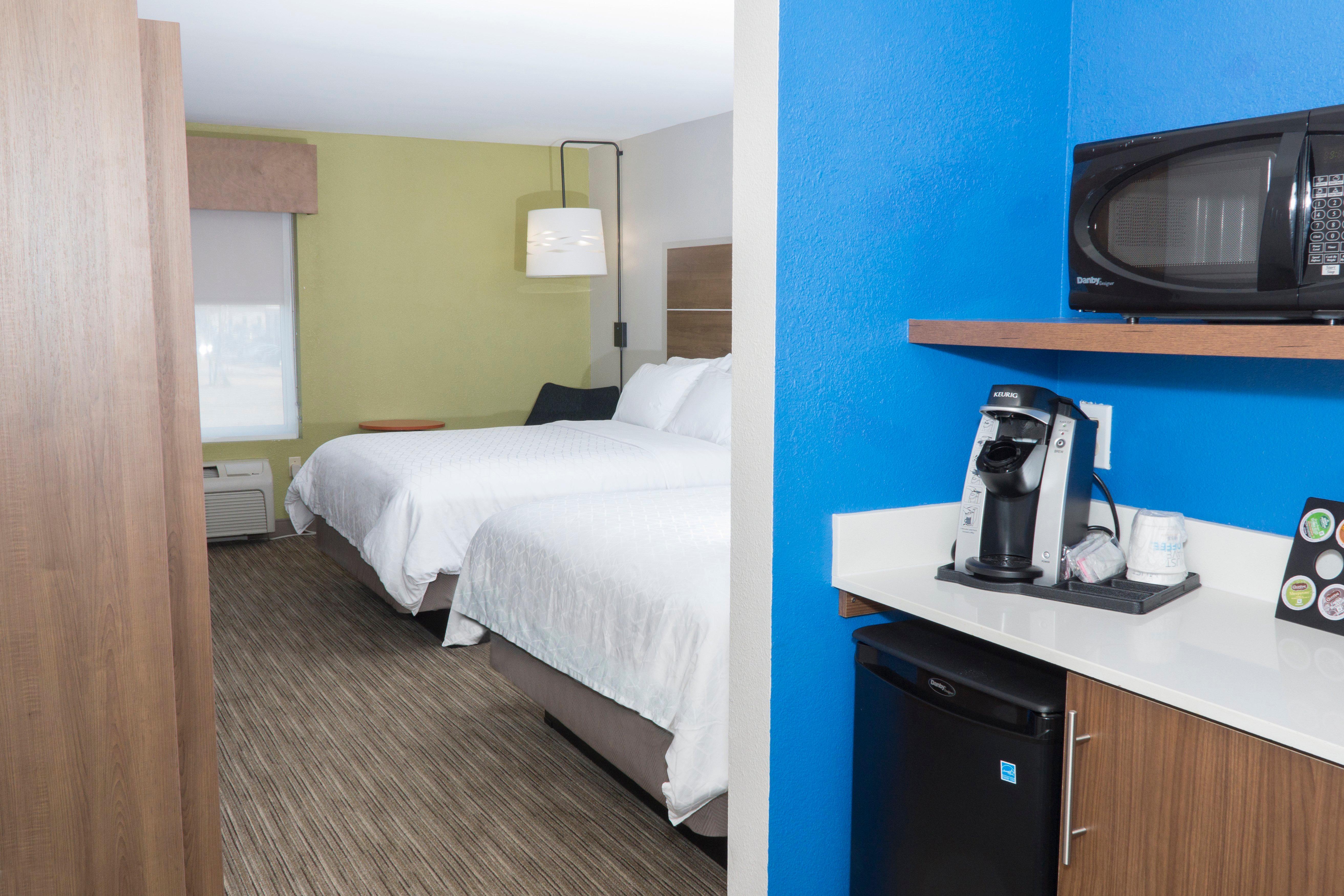 Holiday Inn Express Hotel & Suites Madison By Ihg Bagian luar foto