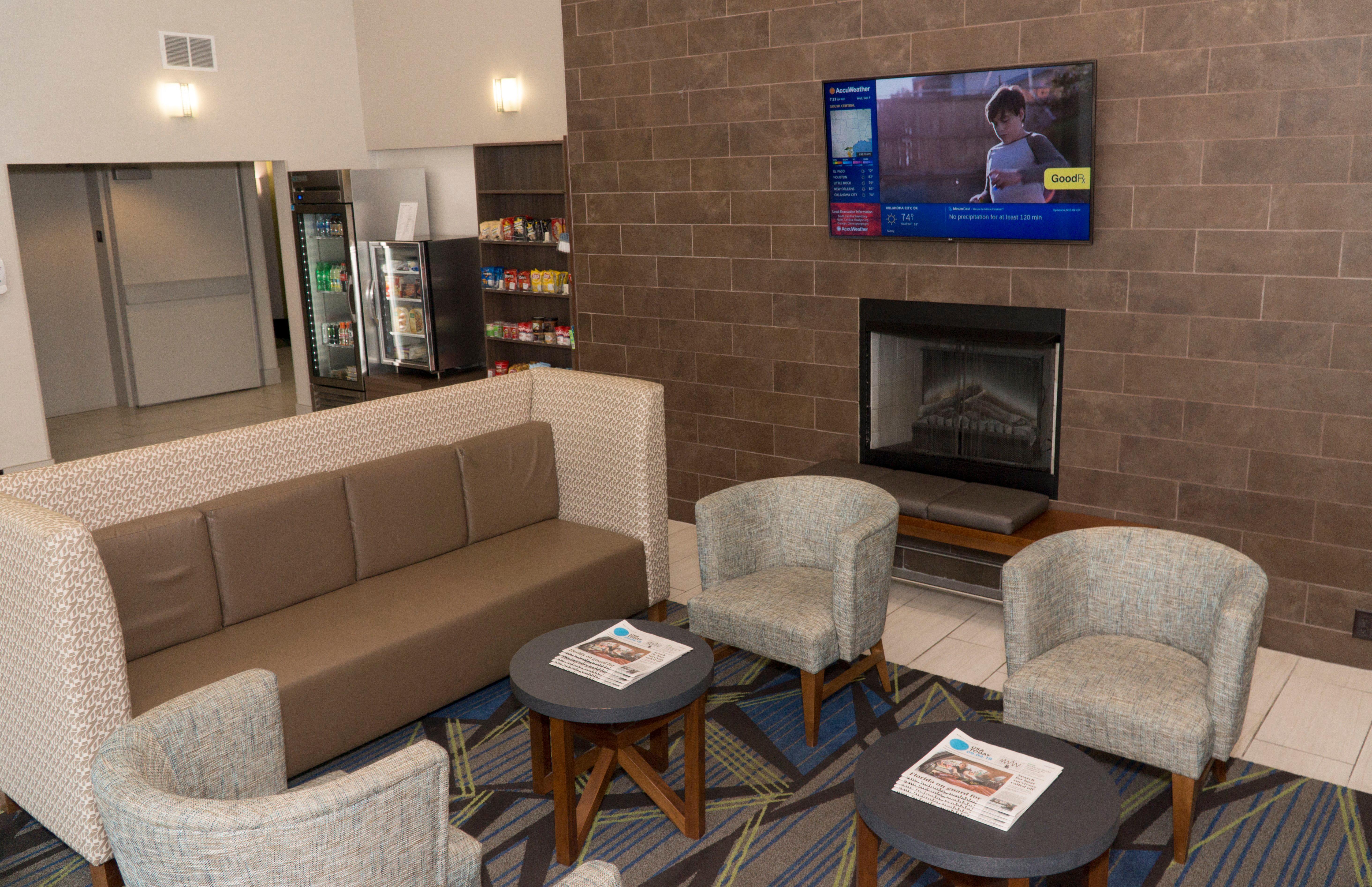 Holiday Inn Express Hotel & Suites Madison By Ihg Bagian luar foto