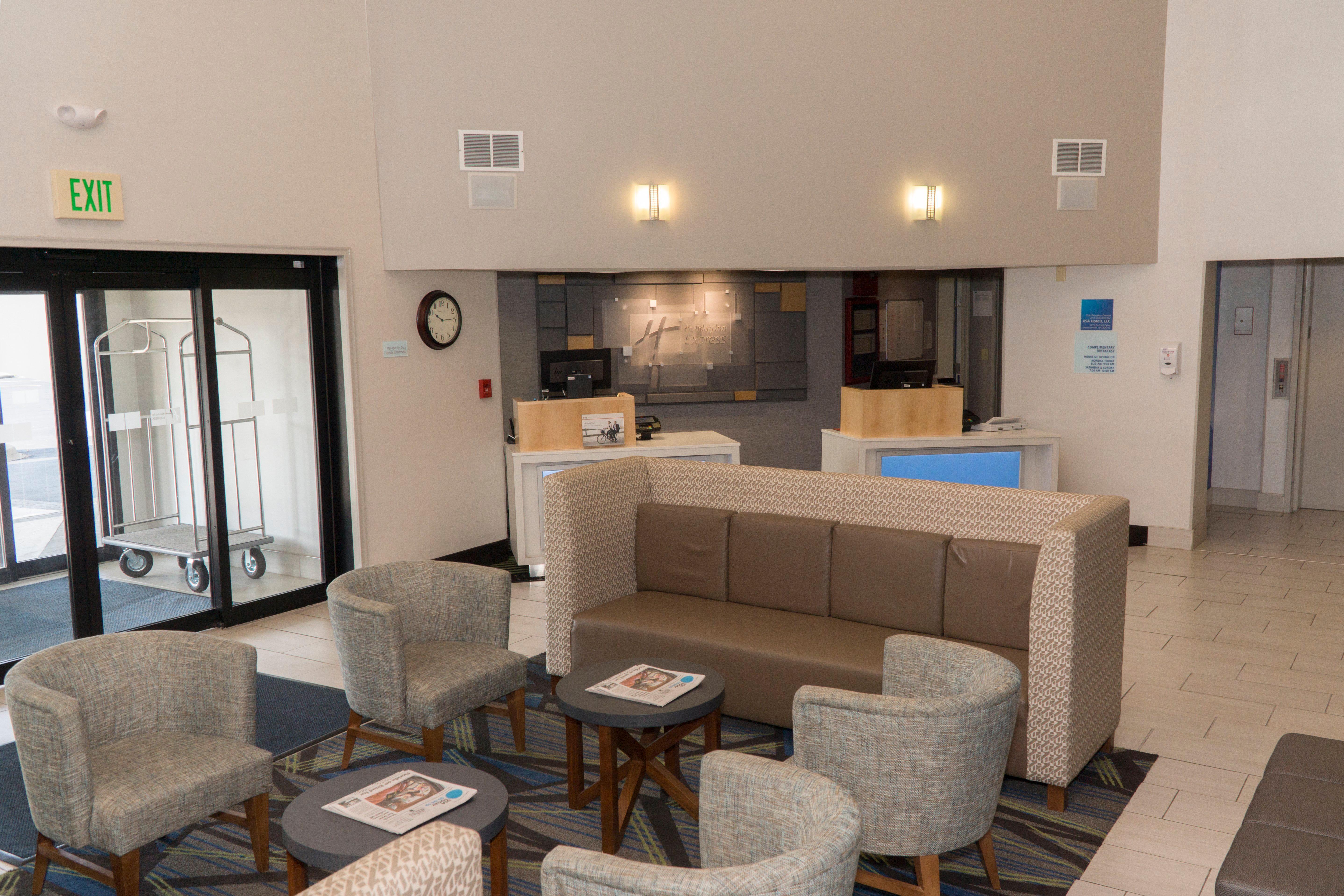 Holiday Inn Express Hotel & Suites Madison By Ihg Bagian luar foto