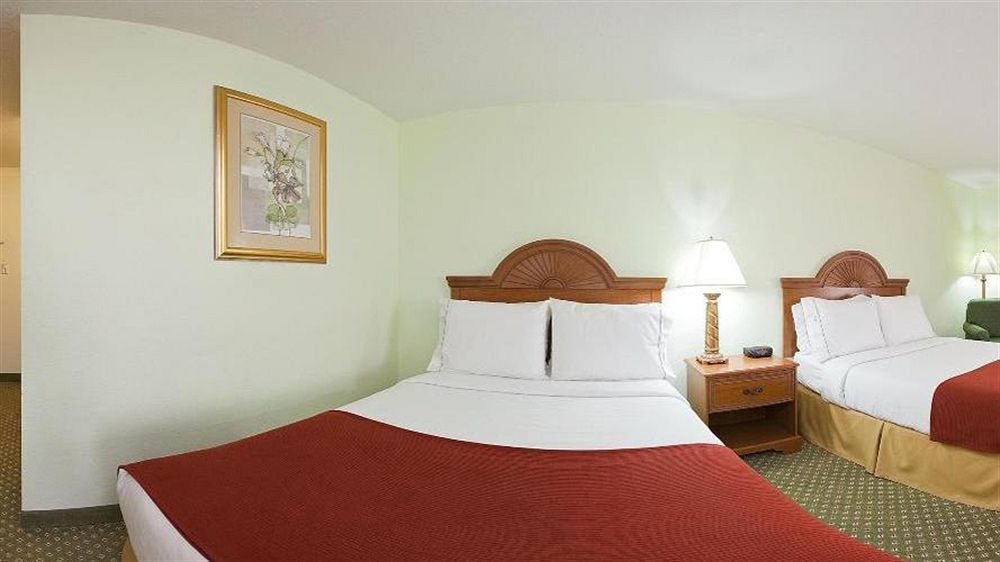 Holiday Inn Express Hotel & Suites Madison By Ihg Bagian luar foto