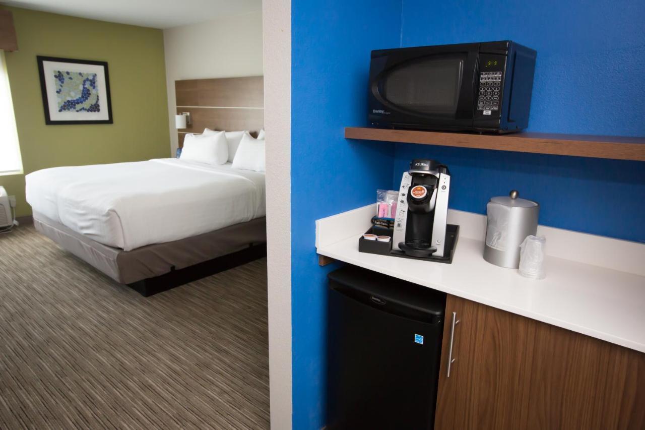 Holiday Inn Express Hotel & Suites Madison By Ihg Bagian luar foto