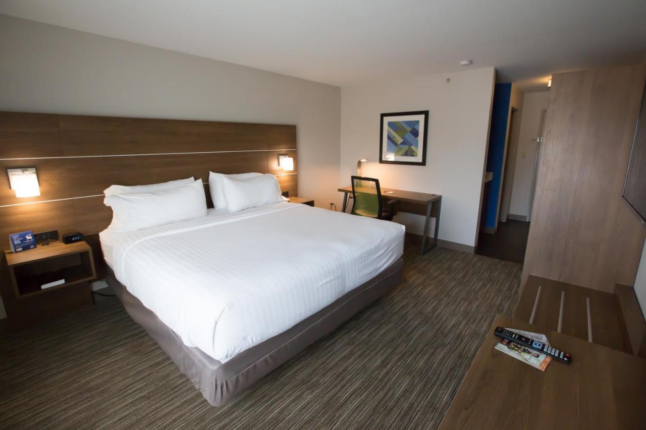 Holiday Inn Express Hotel & Suites Madison By Ihg Bagian luar foto